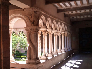 サン・ソヴール修道院の回廊